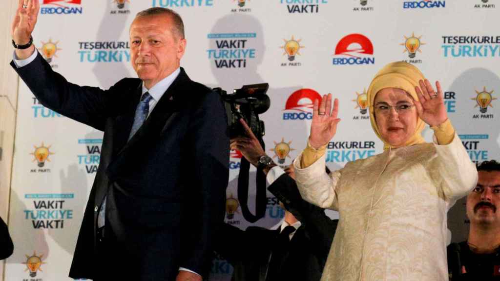 Recep Tayyip Erdogan, jefe de Estado de Turquía, y su mujer tras conocer la victoria.