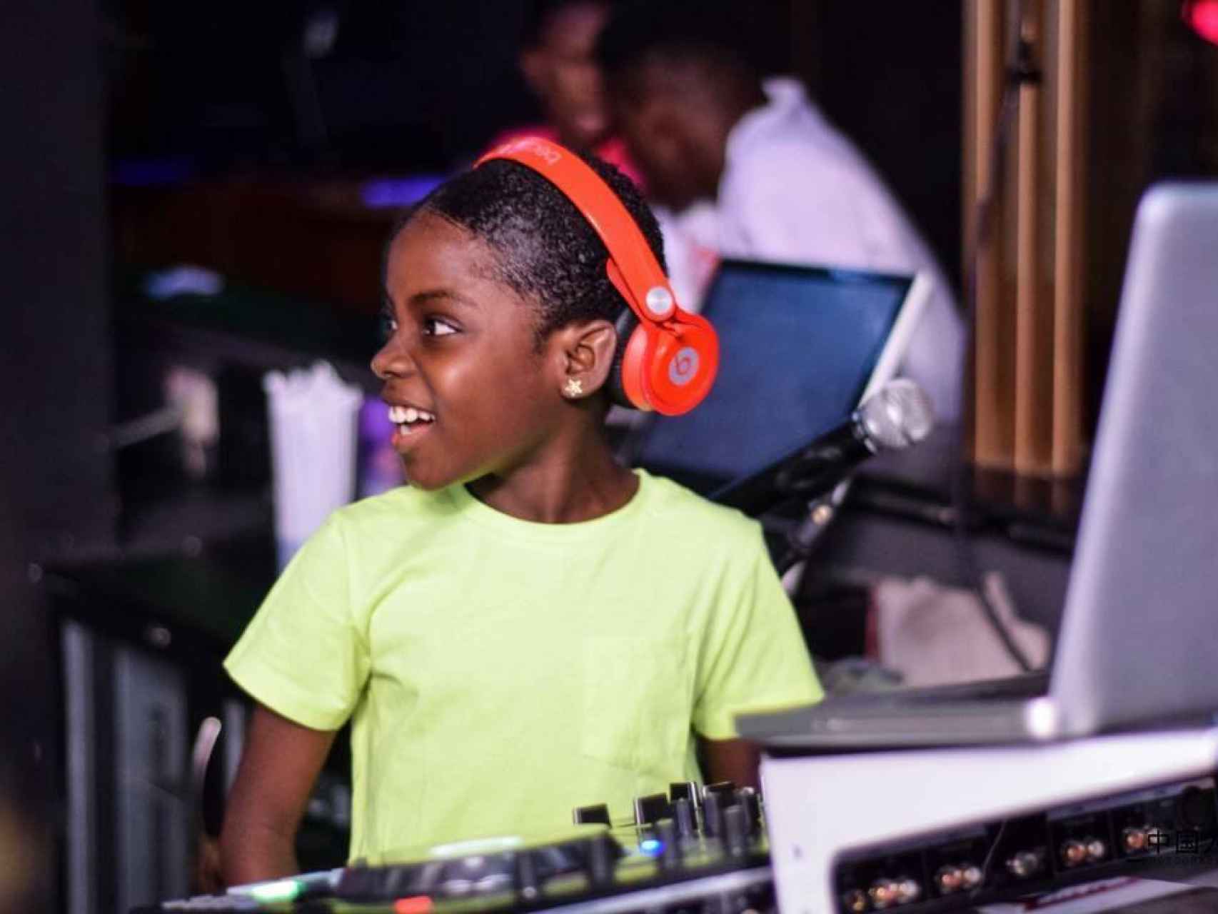 DJ Switch, Erica Tandoh, la niña de Ghana que revoluciona el mundo de la música.