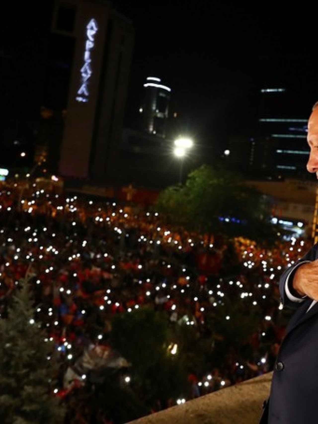 Erdogan agradece a sus votantes desde el balcón de la sede de AKP.