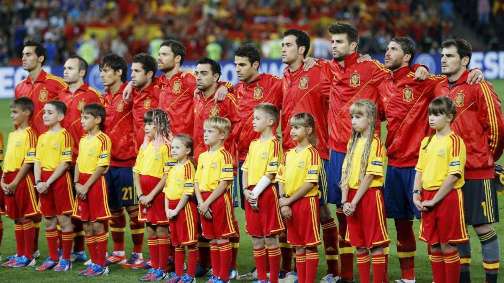 La selección escucha el himno de España.