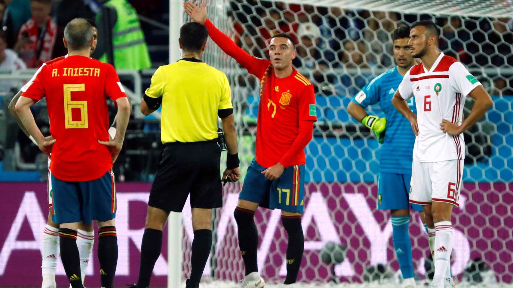 Los jugadores españoles discuten con el árbitro antes de que el VAR diera el 2-2. / Reuters