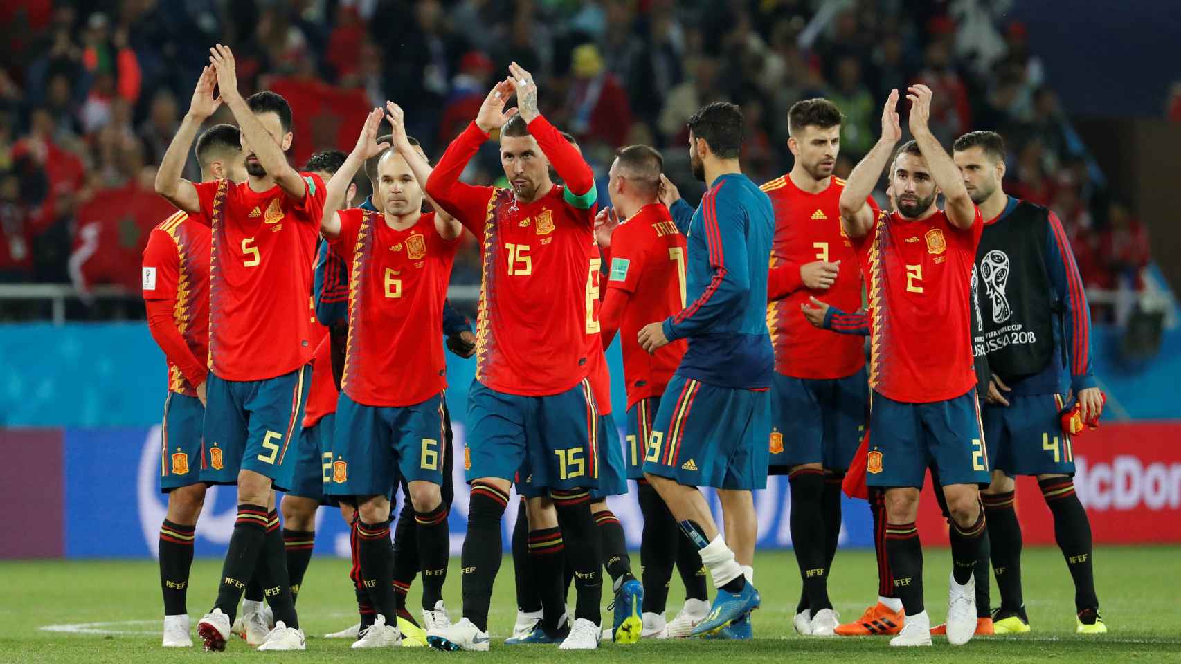 Los jugadores de España celebran el empate ante Marruecos que nos situaba primeros de grupo.
