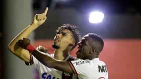 Lucas Paquetá junto a Vinicius. Foto: Twitter (@Flamengo).