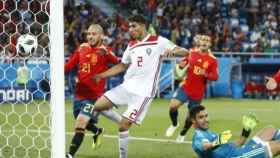 Achraf procura evitar el remate de un jugador de la selección española. Foto: Twitter (@SeFutbol)