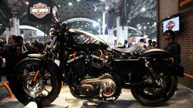 Una motocicleta Harley-Davidson en una exposición.