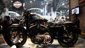 Una motocicleta Harley-Davidson en una exposición.