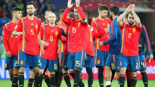 Los jugadores de España saludan a la afición.