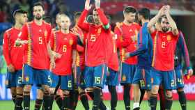 Los jugadores de España saludan a la afición.