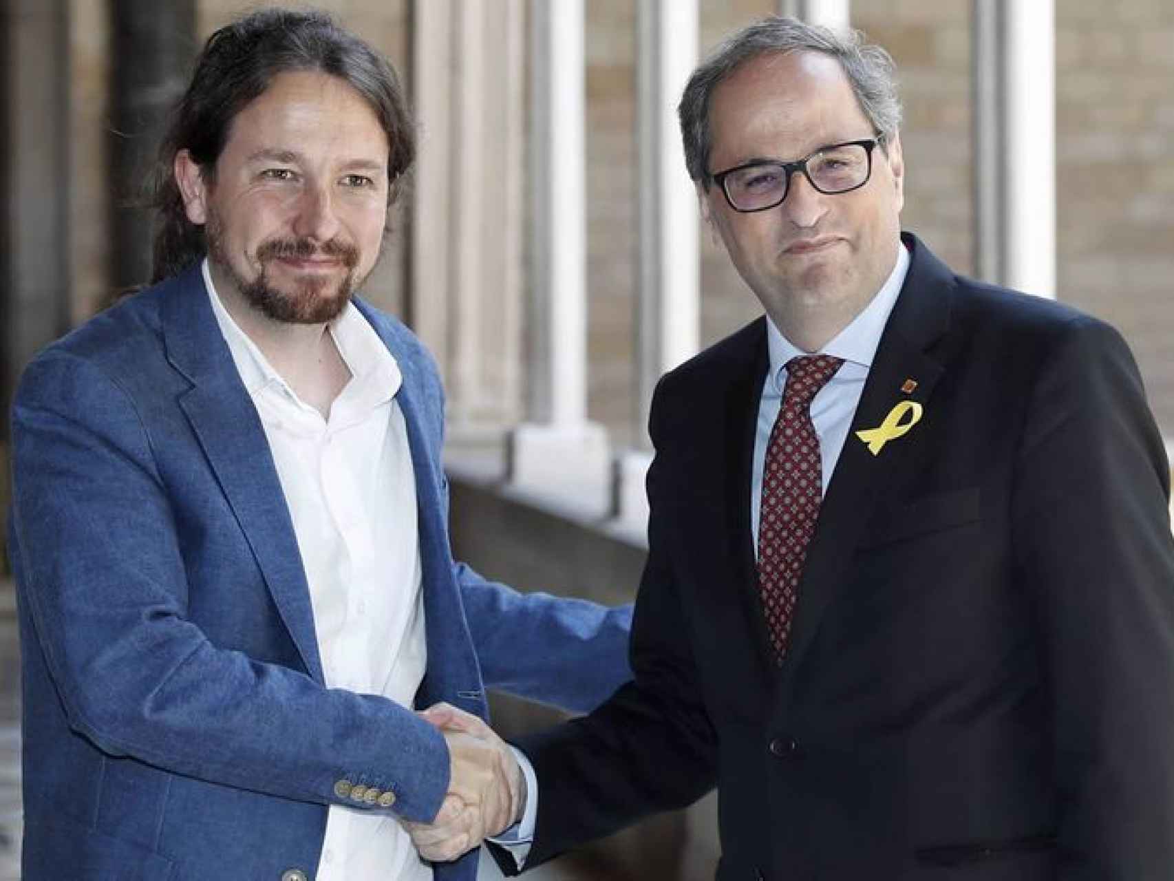 Pablo Iglesias y Quim Torra se dan la mano en el palacio de la Generalidad catalana.