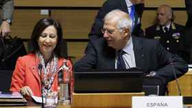 Borrell y Robles, durante su estreno en la reunión de ministros de Exteriores y Defensa de la UE