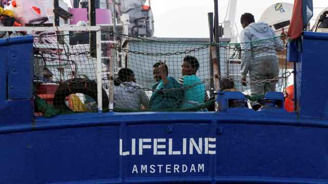 Migrantes en la cubierta del Lifeline