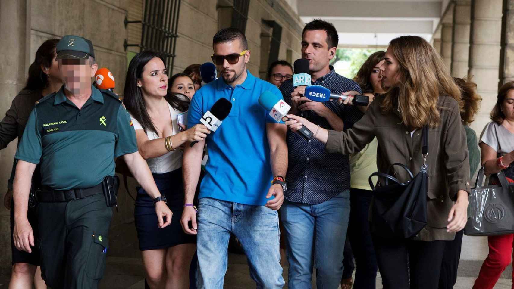 Ángel Boza llegando a los juzgados de Sevilla, donde tiene que comparecer cada lunes, miércoles y viernes desde su puesta en libertad.