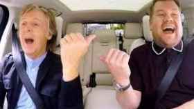 Paul McCartney y James Corden cantando en el coche durante el show.