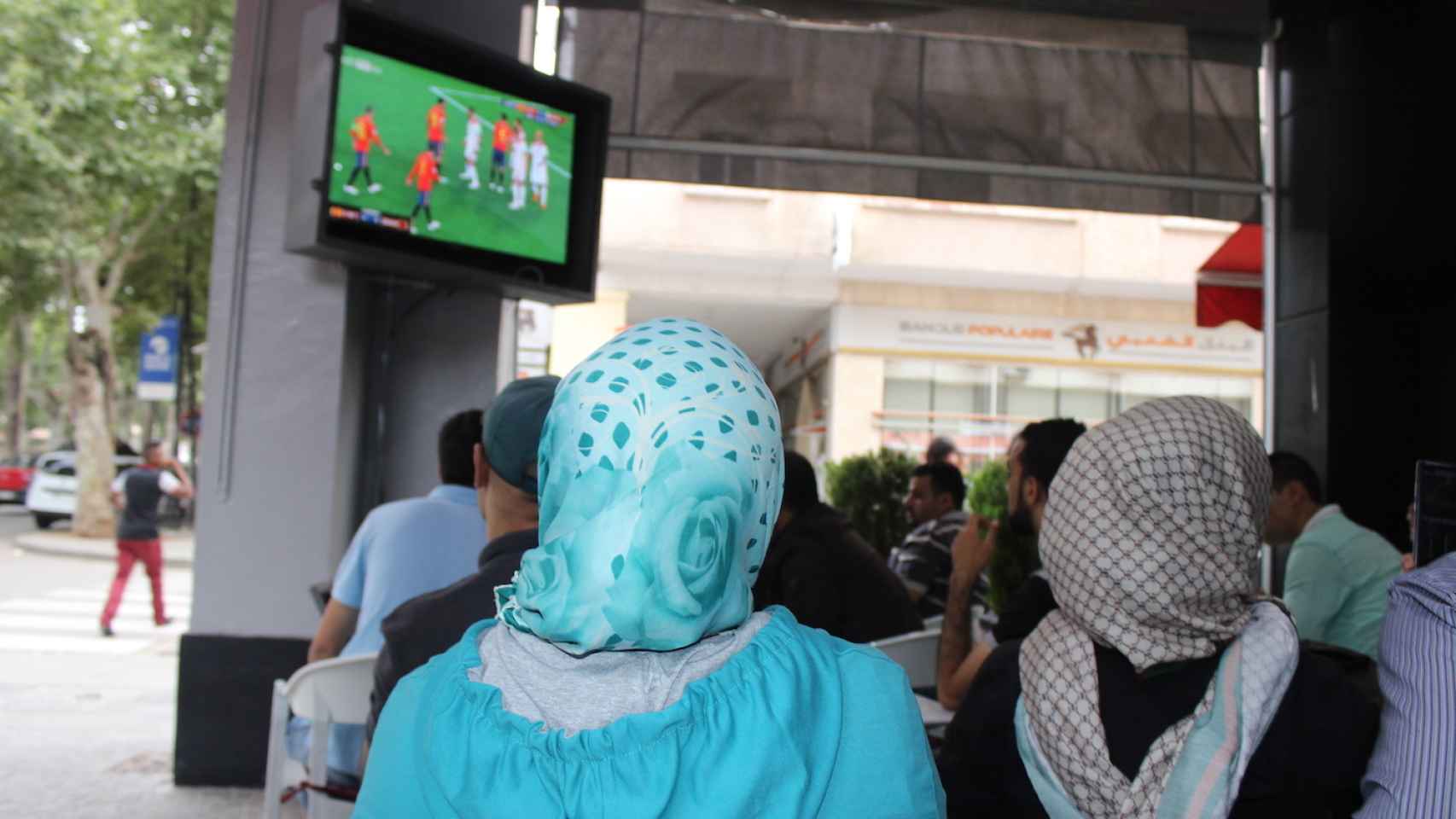 Unas mujeres marroquíes viendo el partido en un local de Fez.