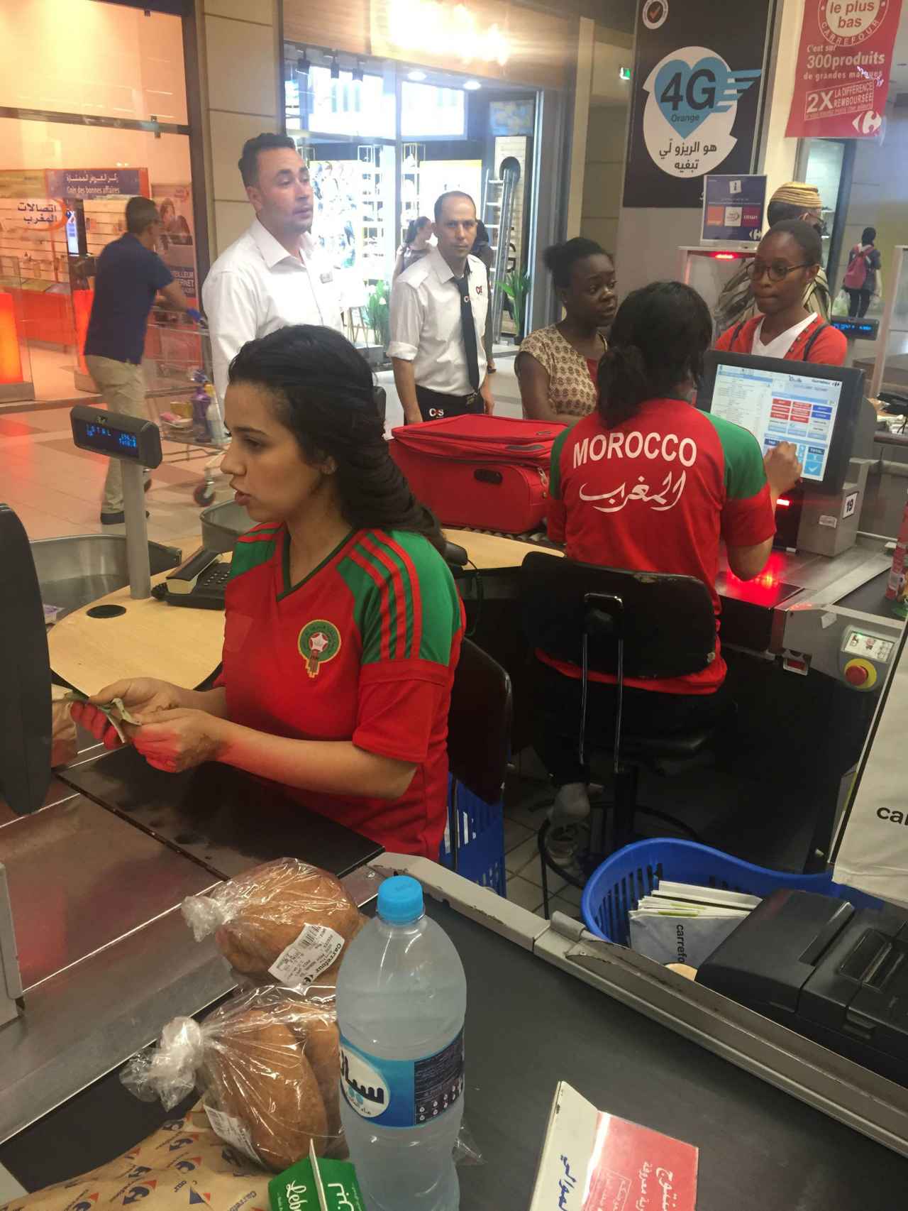 Las cajeras de Carrefour atienden a los clientes con la camiseta de la selección de Marruecos.