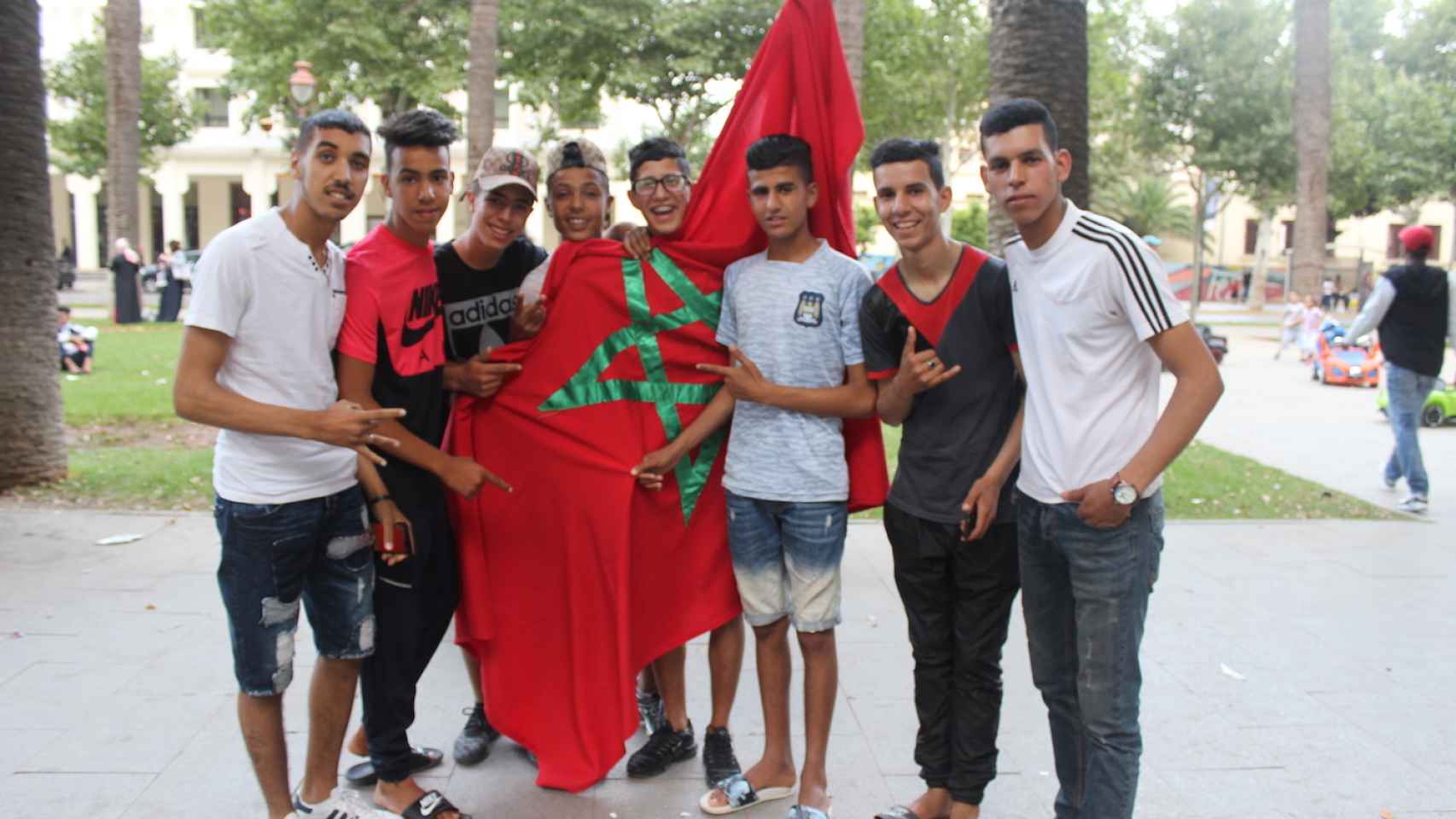 Un grupo de chavales posa con la bandera de Marruecos.
