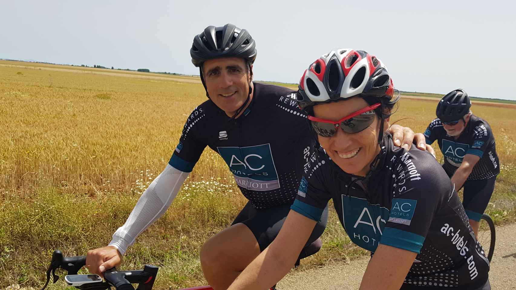 El ciclista Miguel Indurain y la consejera delegada de EL ESPAÑOL, Eva Fernández: detrás, Jaime Mayor Oreja.