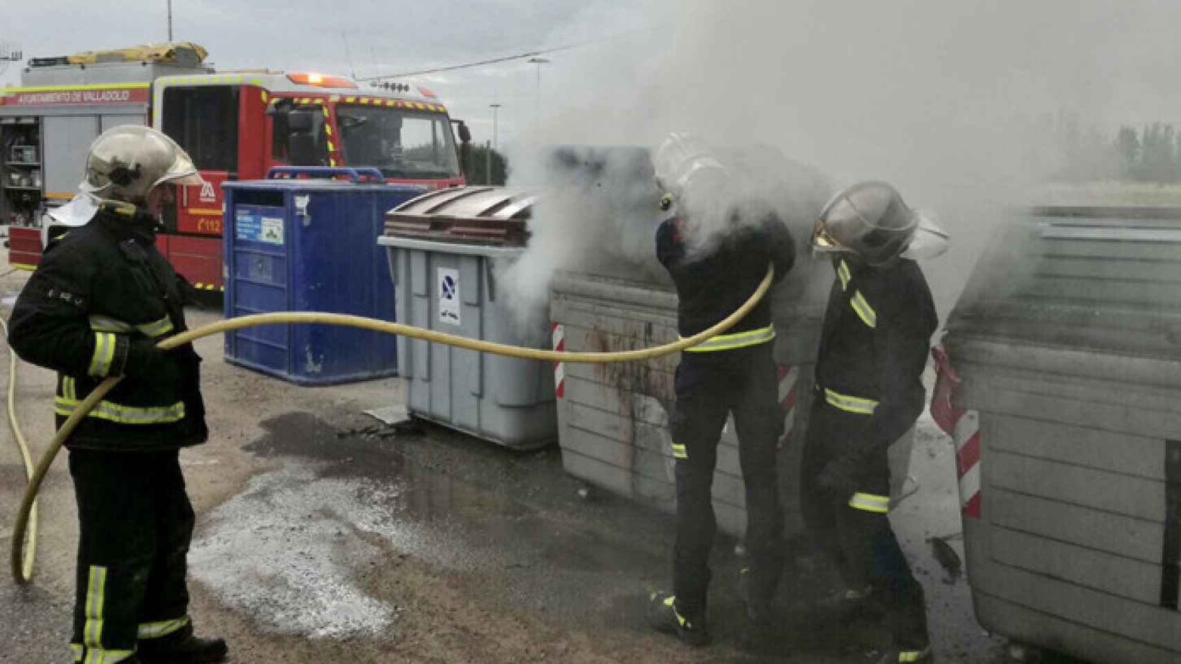 Valladolid-bomberos-incendio-contenedor