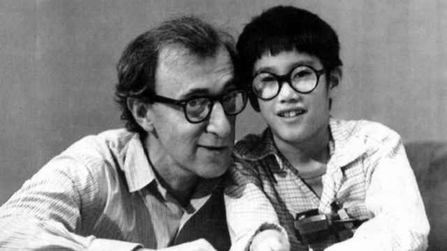 Moses Farrow con su padre Woody Allen