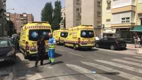 Ambulancias del Summa en el barrio donde el hombre se ha intentado suicidar