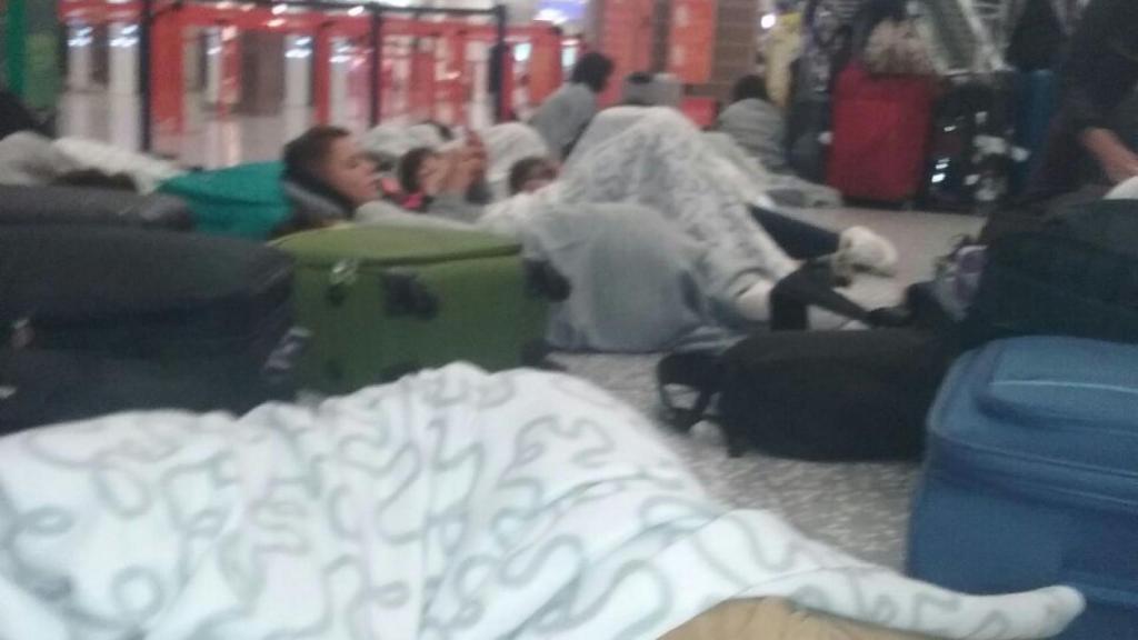 Los niños en el aeropuerto.