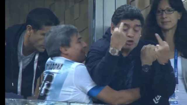 La peineta de Maradona ante Nigeria.