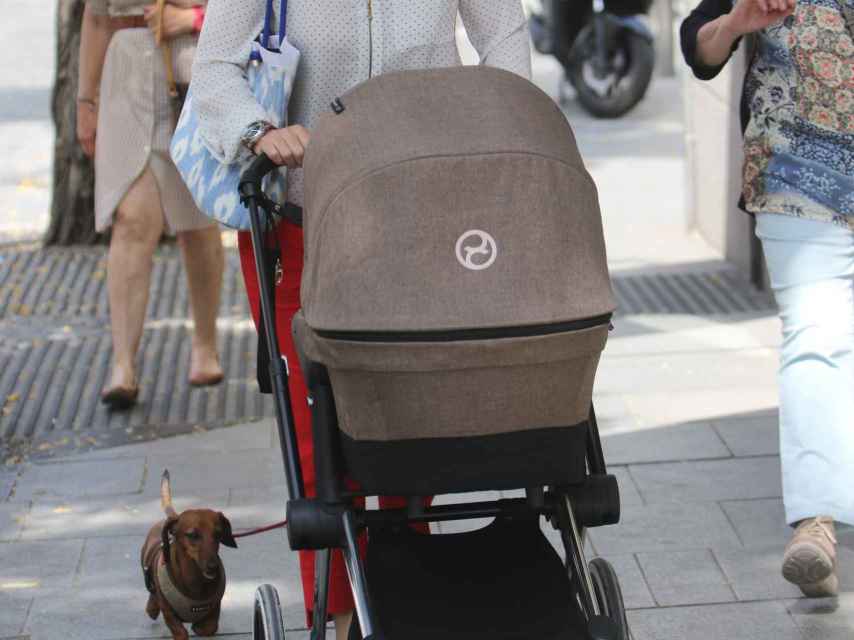 María Zurita, de paseo por Madrid con su pequeño Carlos.