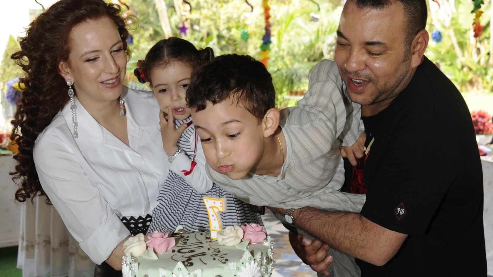 La pareja junto a su hijo -y heredero- Moulay Hassan  y la princesa Khadija en 2010.