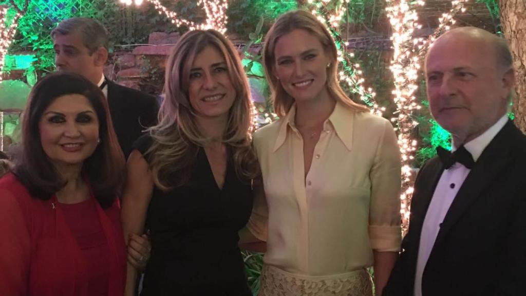 De izquierda a derecha: Lola Herrera, Begoña Gómez, Bar Refaeli y el doctor Pedro Jaén.