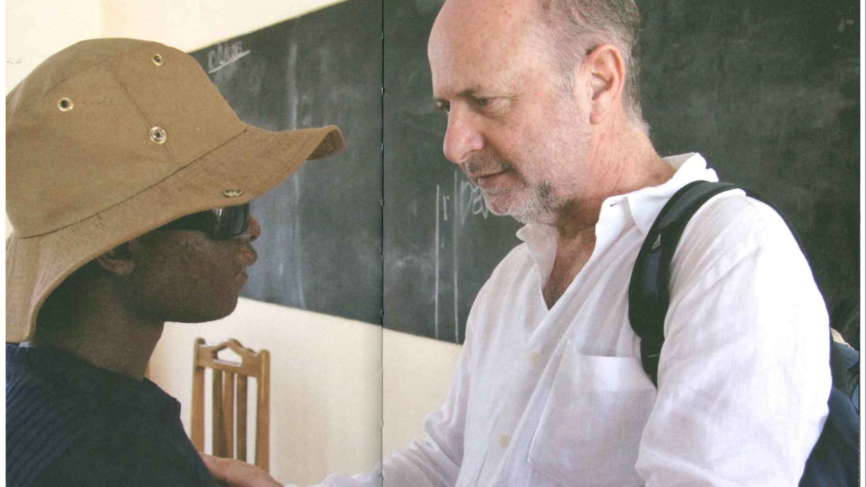 El doctor Pedro Jaén en Tanzania. Imagen extraída del libro 'Salvad al guisante blanco' de Miguel Almodóvar.