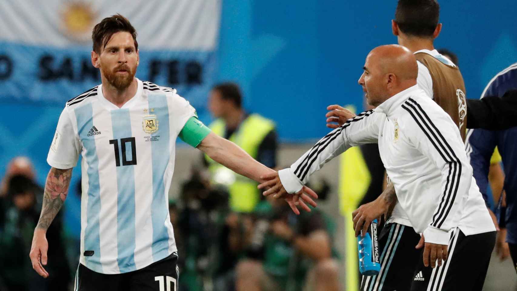 Messi y Sampaoli durante el Nigeria - Argentina.