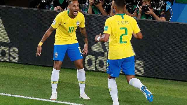 Neymar y Thiago Silva en el Serbia - Brasil.