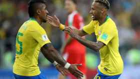 Paulinho y Neymar celebran el primer gol.
