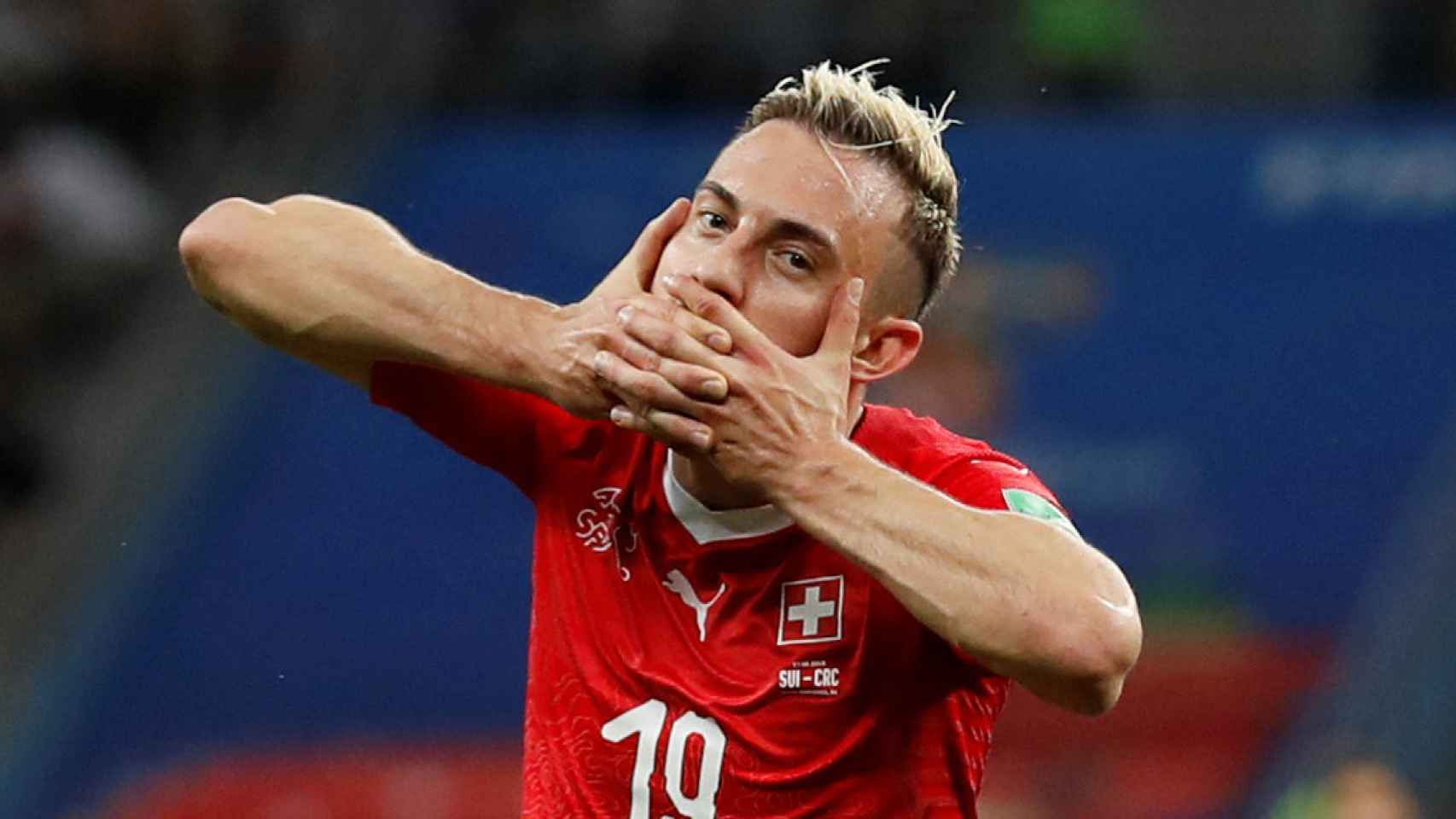 Josip Drmic celebra su gol con Suiza.