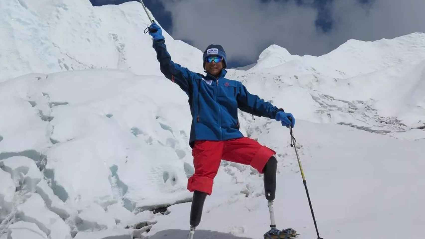 Xia Boyu, amputado doble, en el Everest.
