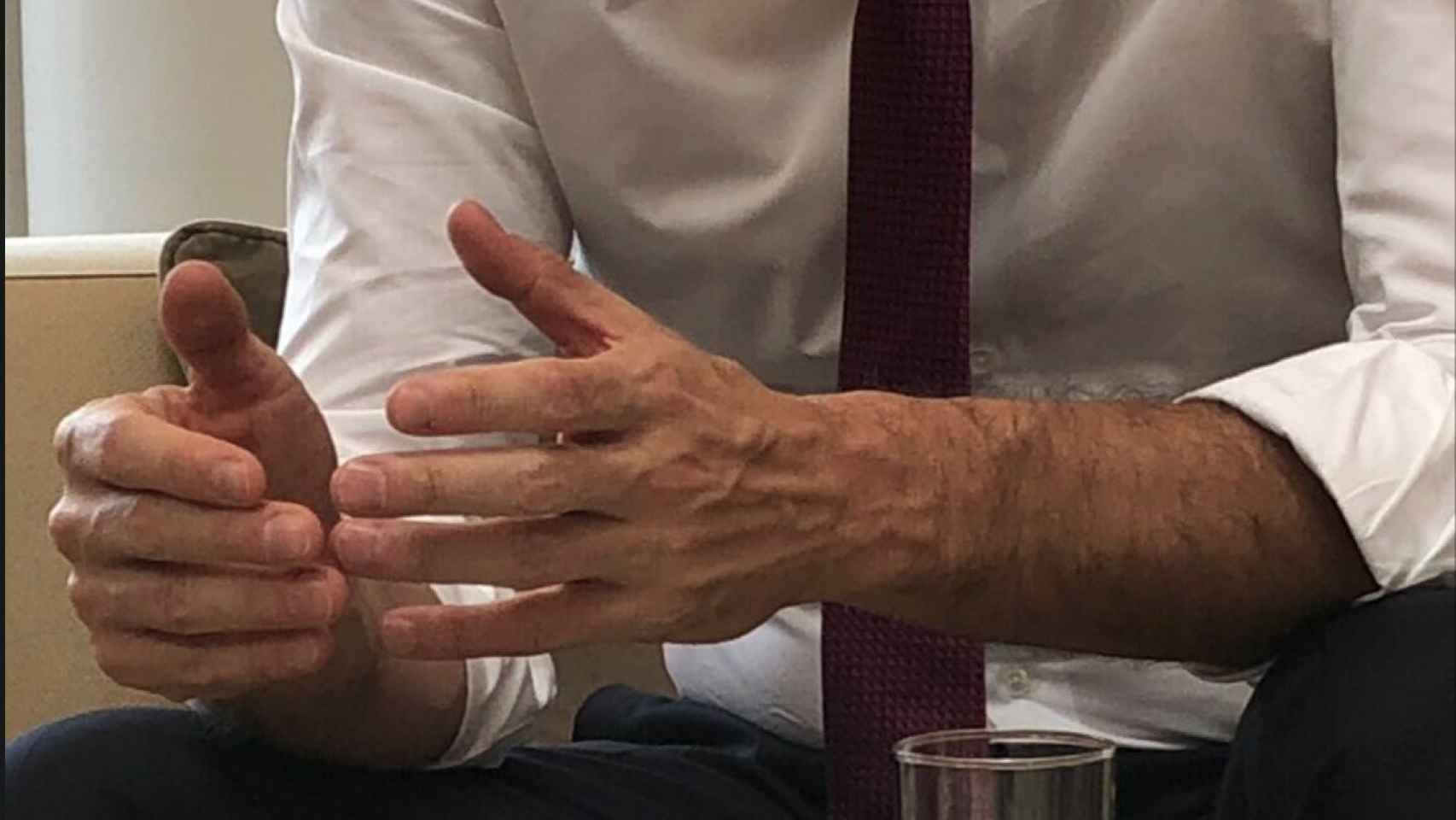 Las manos del presidente, en la imagen difundida por la Moncloa.
