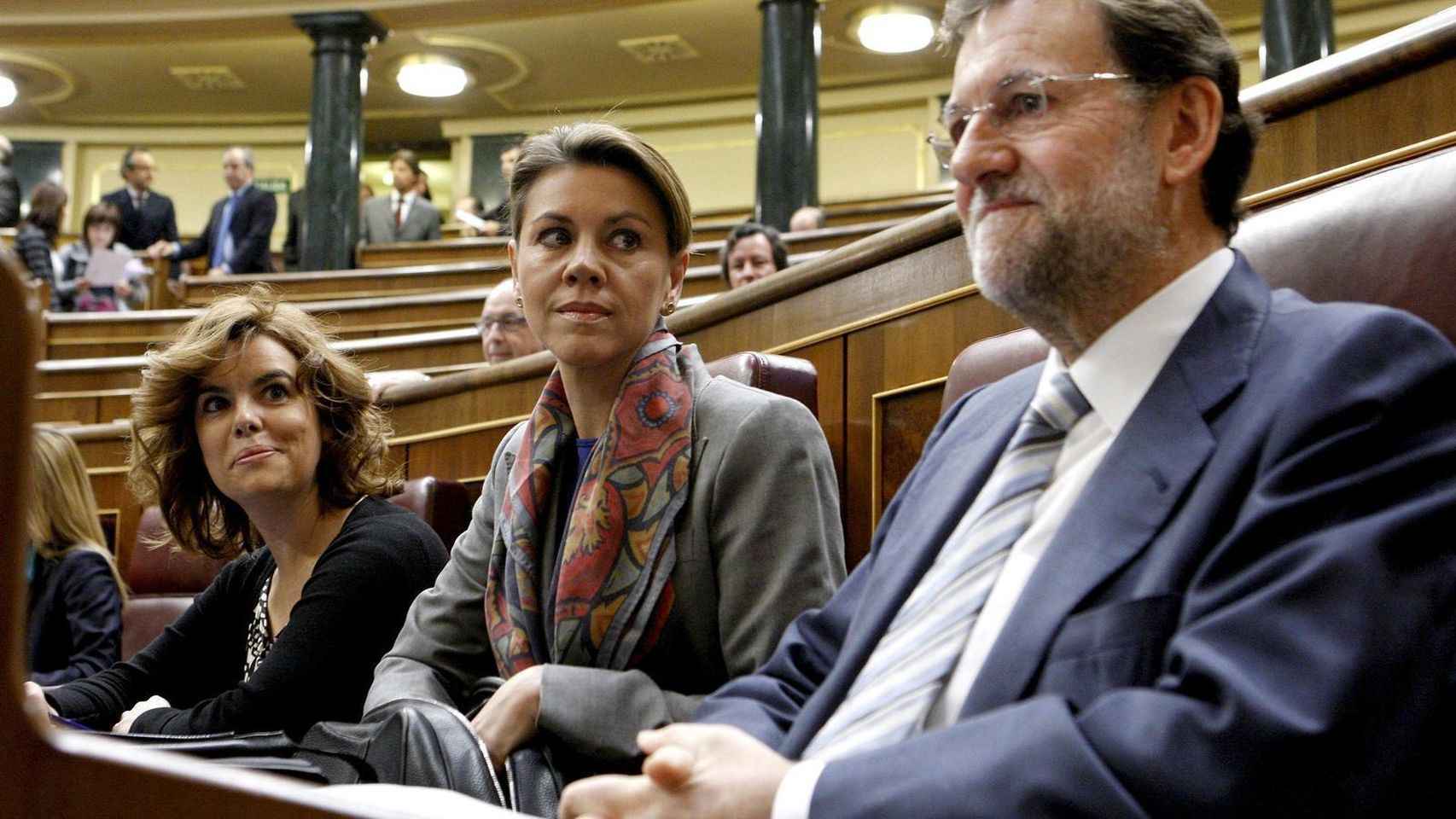 Soraya Sáenz de Santamaría y María Dolores de Cospedal junto con Mariano Rajoy.