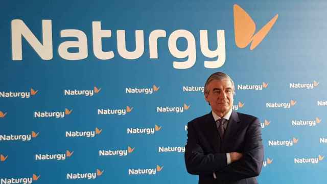 Francisco Reynés, presidente de Gas Natural Fenosa, posa con la nueva marca.