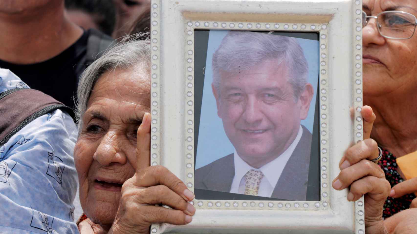 Una seguidora de López Obrador, con una foto suya en la mano.
