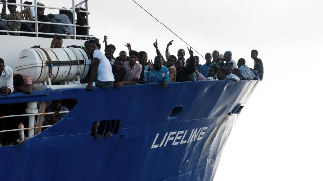 Malta recibe  a los inmigrantes a bordo del Lifeline