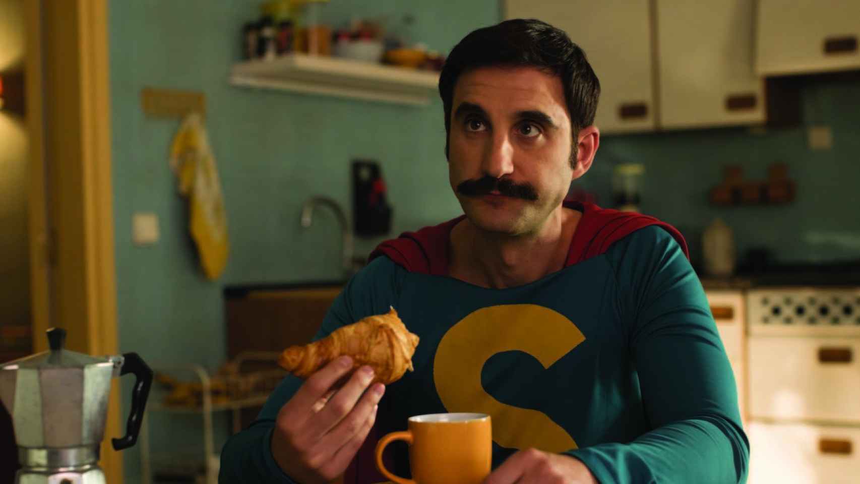Superlópez, el  héroe 'mileurista', se pone el traje en las nuevas imágenes de la película