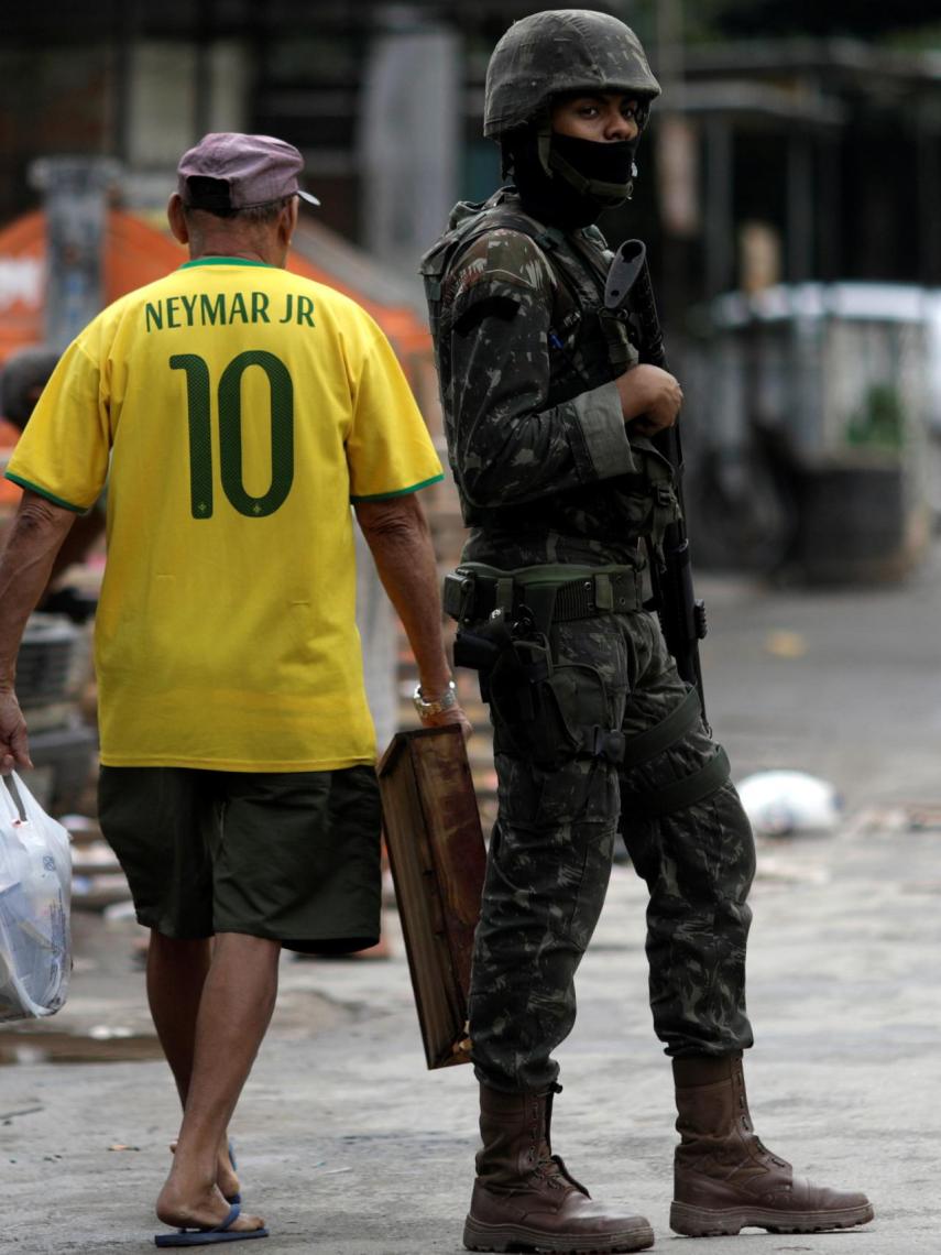 Un militar del Ejército brasileño durante un redada.