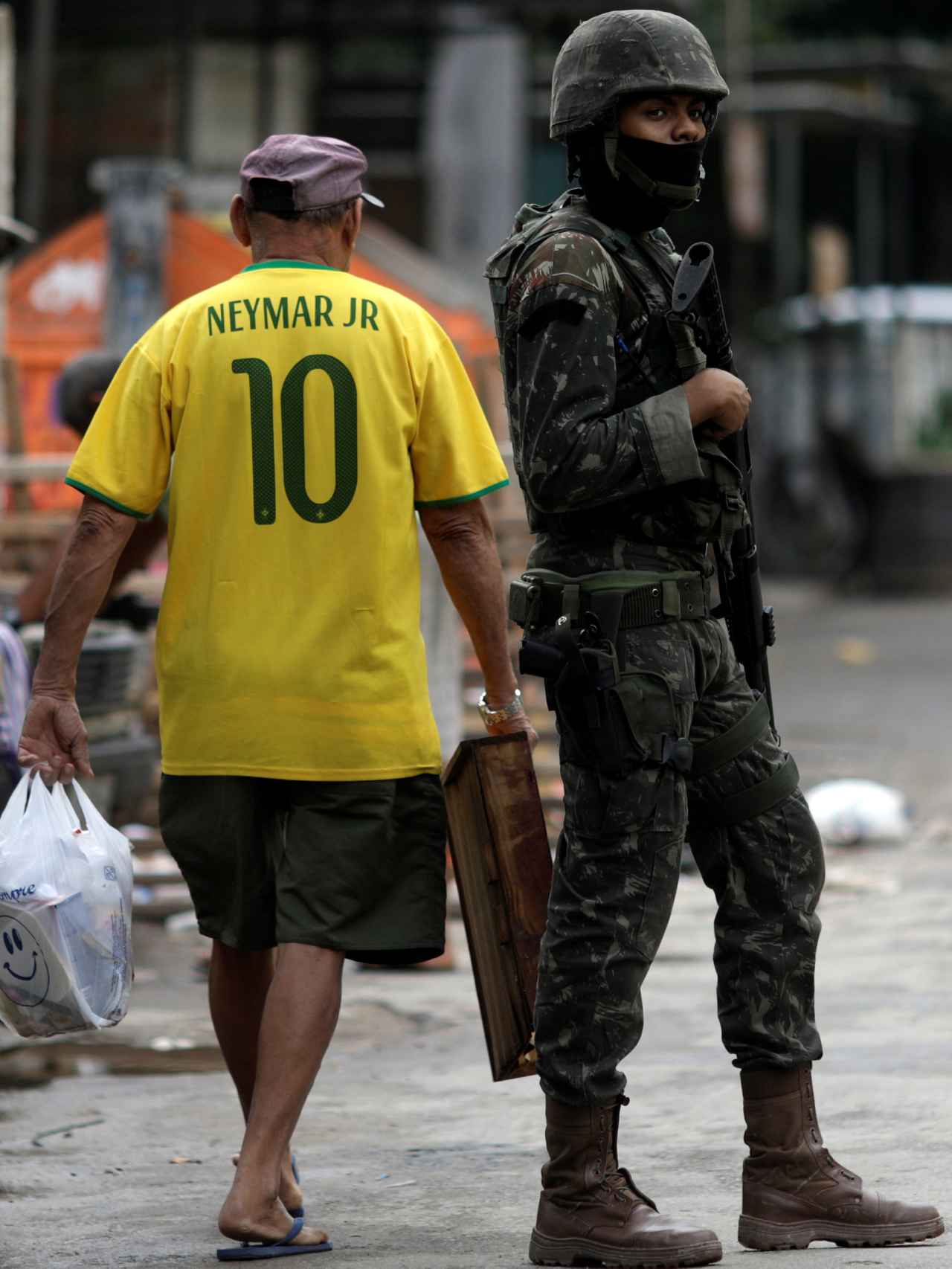 Un militar del Ejército brasileño durante un redada.