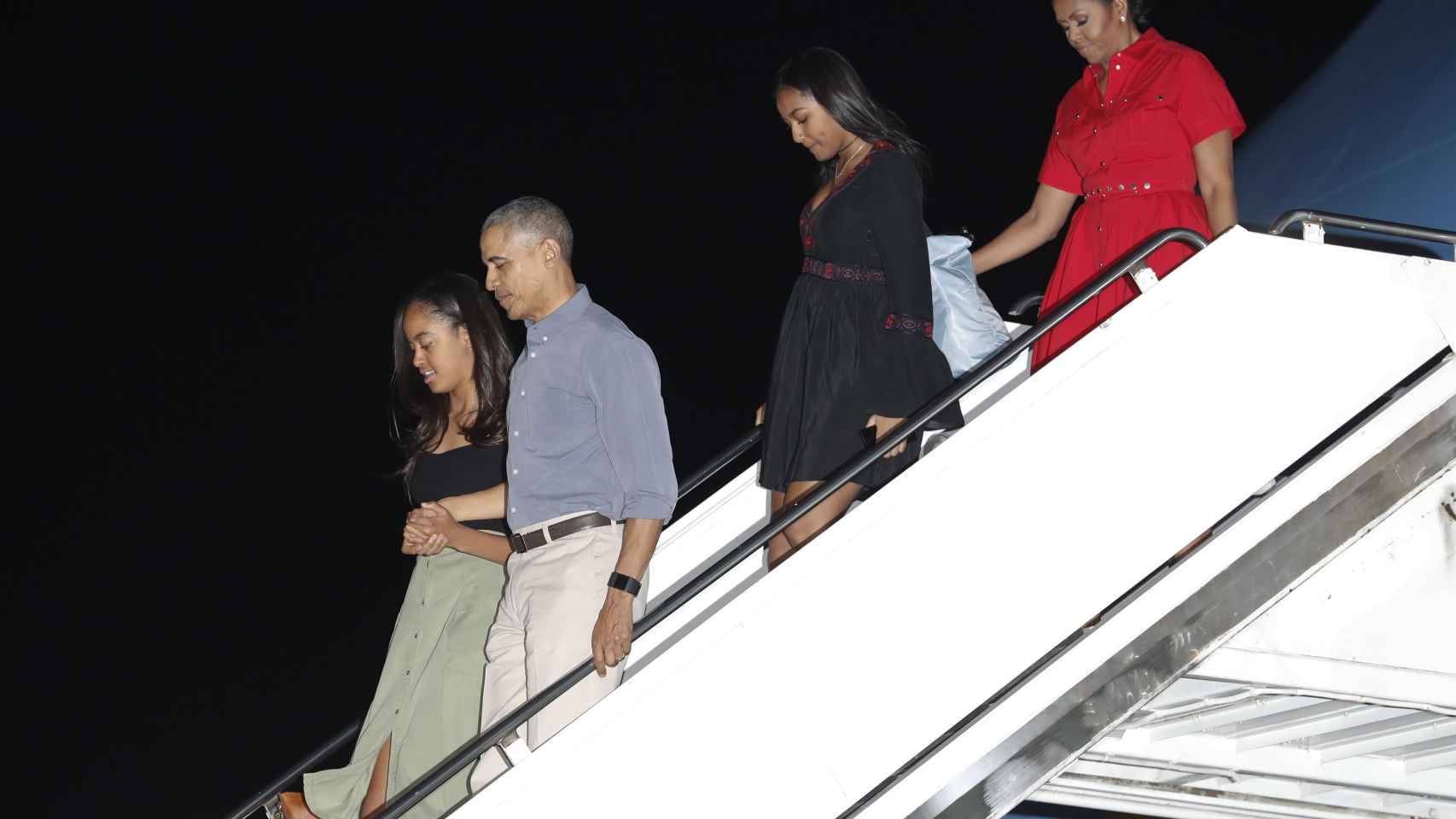 La familia Obama descendiendo del 'Air Force One' en una imagen de 2015.