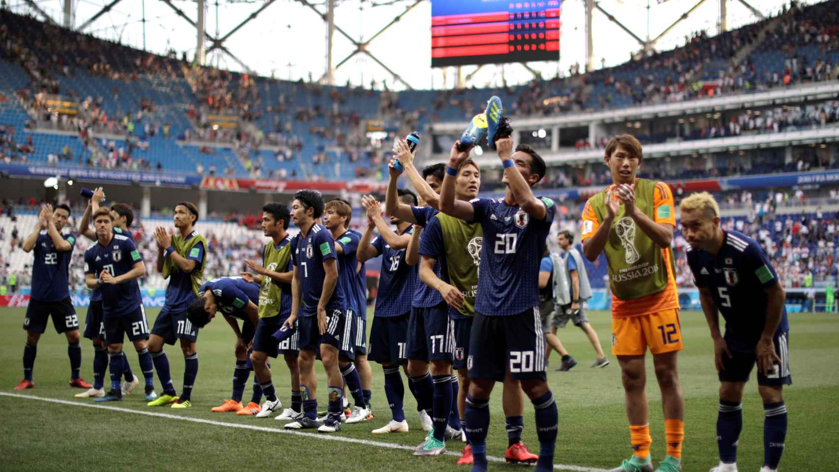 Los jugadores de Japón celebran el pase a octavos.
