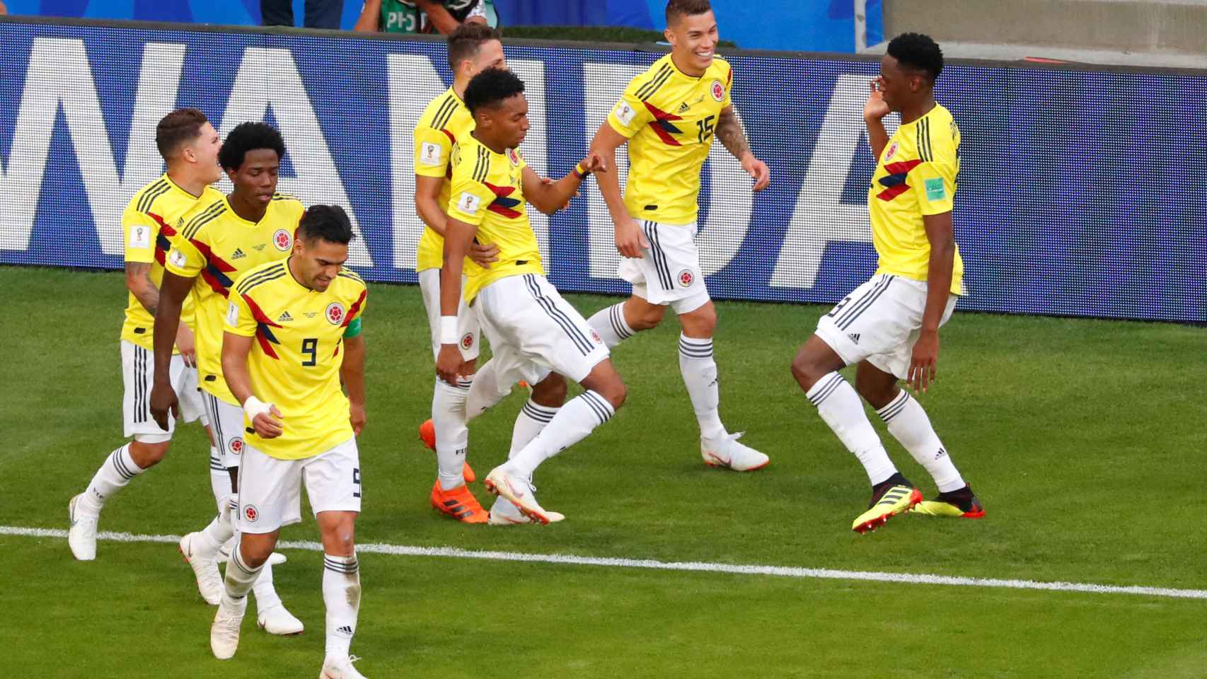 Yerry Mina celebra su gol con sus compañeros de Colombia.