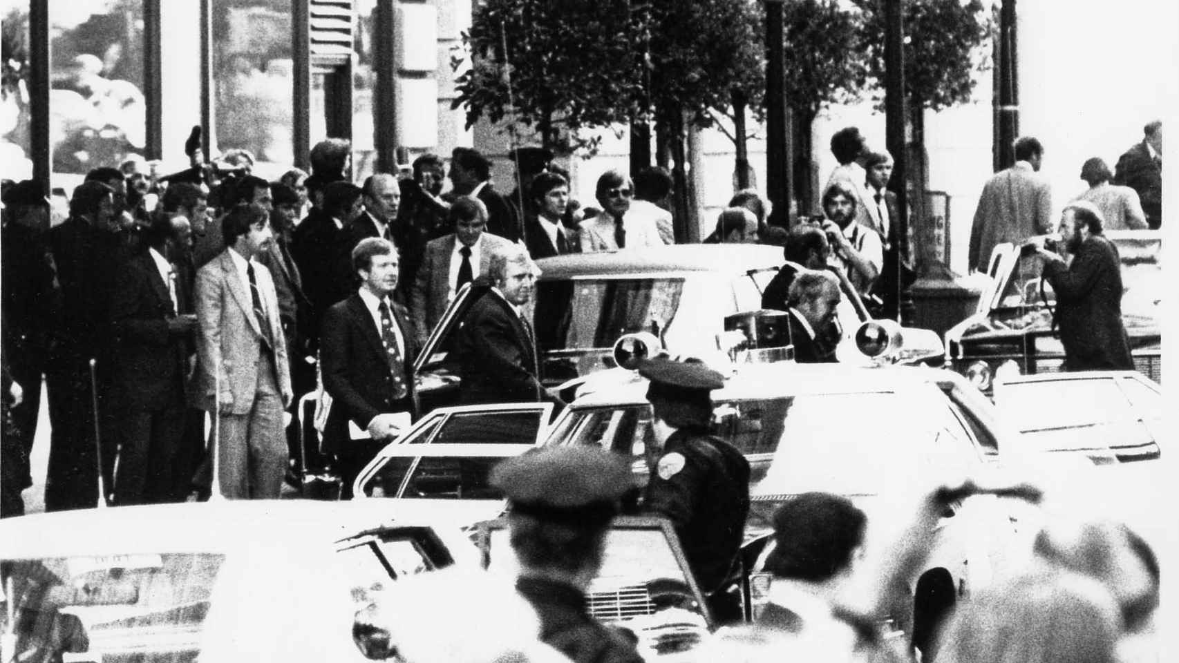 La comitiva que acompañaba al presidente Ford, momentos antes del intento de asesinato.