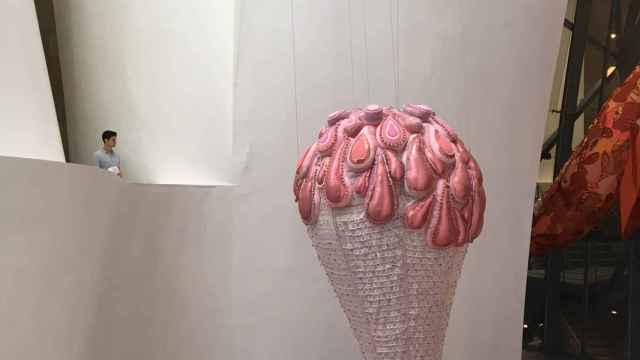 Uno de los tentáculos de Egenia, la obra de Vasconcelos que ocupa el atrio del Guggenheim.