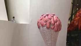 Uno de los tentáculos de Egenia, la obra de Vasconcelos que ocupa el atrio del Guggenheim.