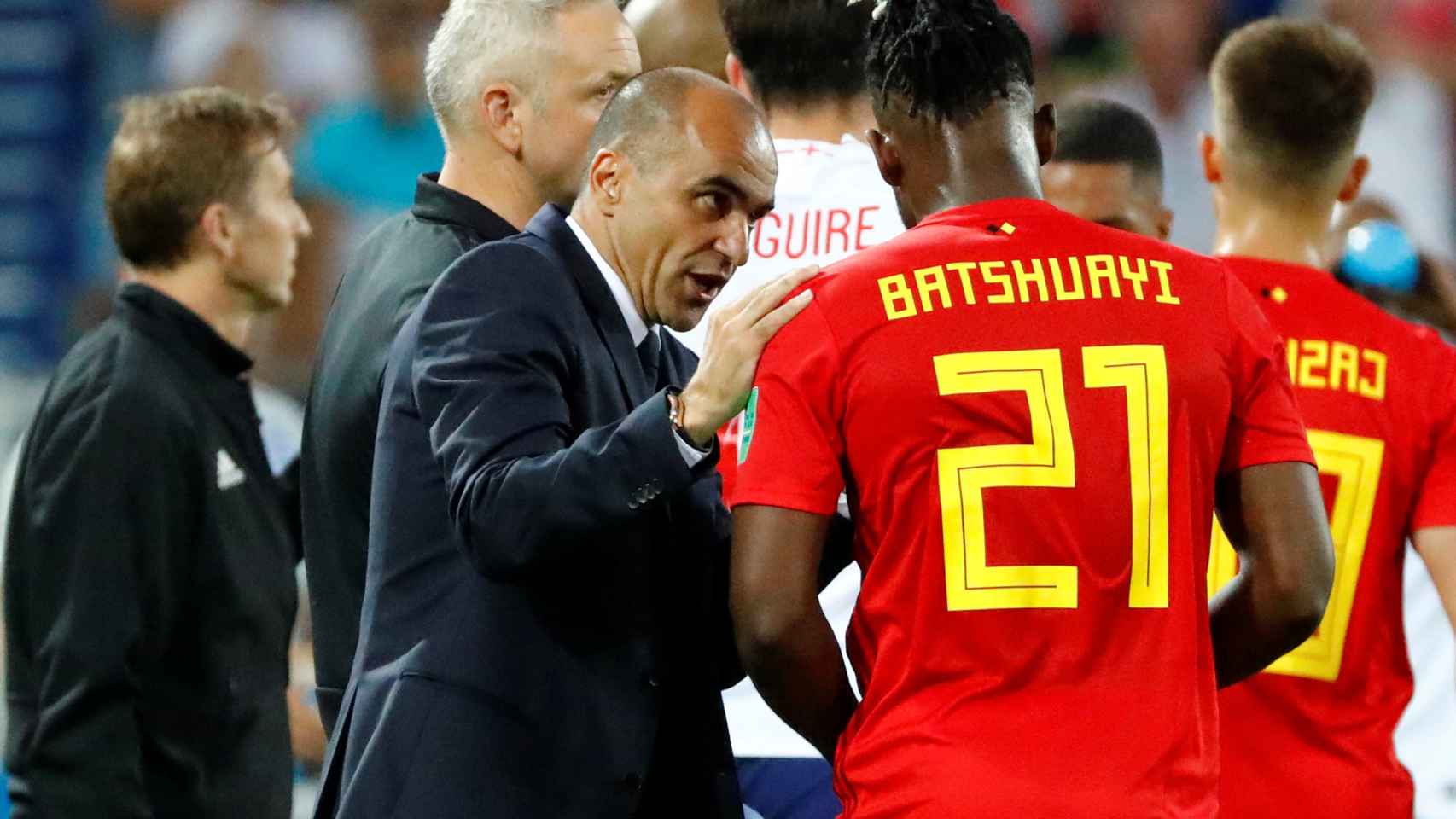Batshuayi conversa con Roberto Martínez, seleccionador de Bélgica.